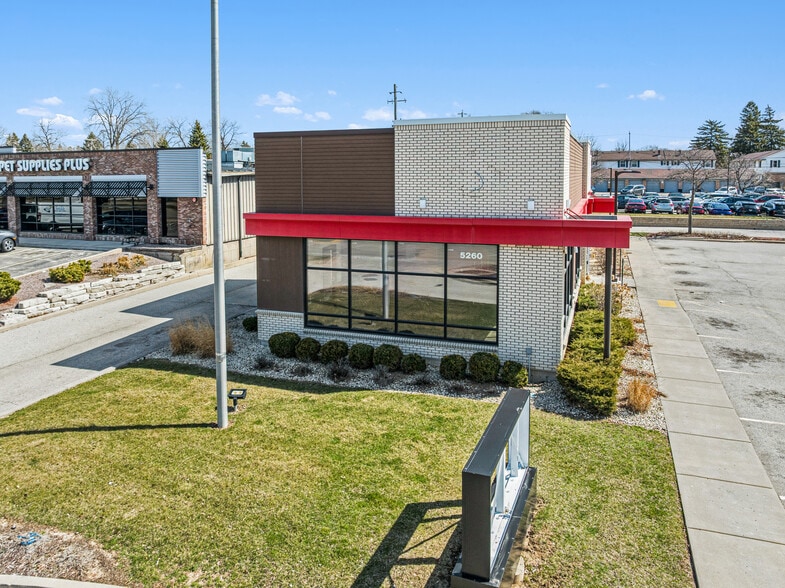5260 N Port Washington Rd, Milwaukee, WI for lease - Primary Photo - Image 1 of 8