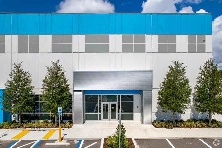 3201 Gateway Centre Pky, Pinellas Park, FL à louer - Photo du bâtiment - Image 3 de 6