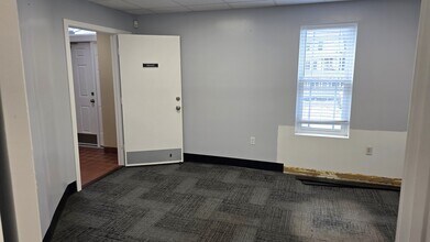 1127 W Main St, Waterbury, CT à louer Photo intérieure- Image 2 de 4