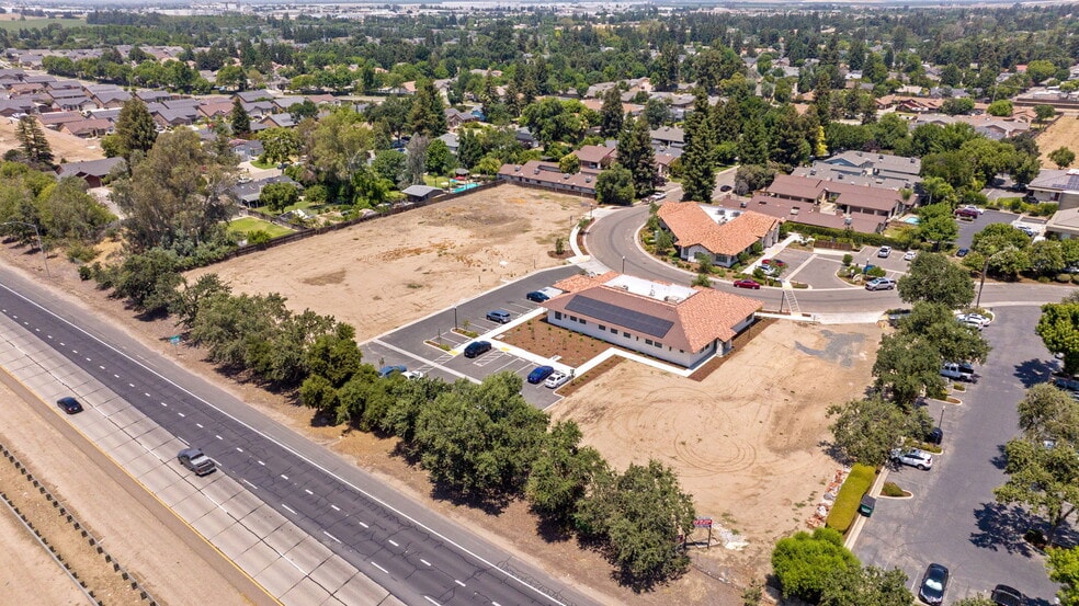 Avenida De Los Robles, Visalia, CA for sale - Building Photo - Image 3 of 4