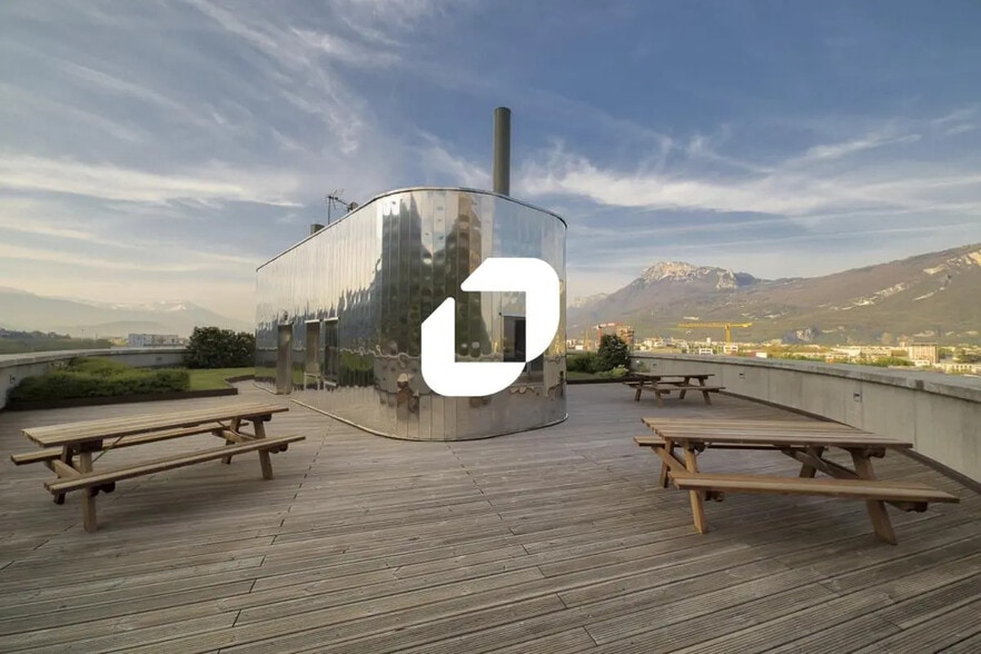 Office in Saint-Martin-le-Vinoux for lease - Building Photo - Image 2 of 9