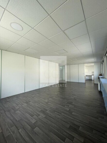 Office in Coublevie for lease - Interior Photo - Image 3 of 9