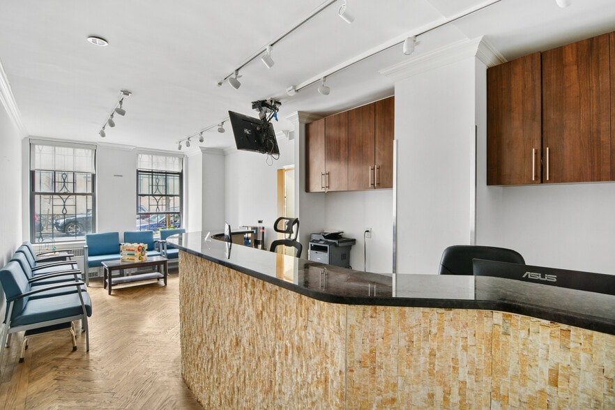 Manhattan Medical/Office Portfolio portefeuille de 3 propriétés à vendre sur LoopNet.ca - Photo intérieure - Image 2 de 13