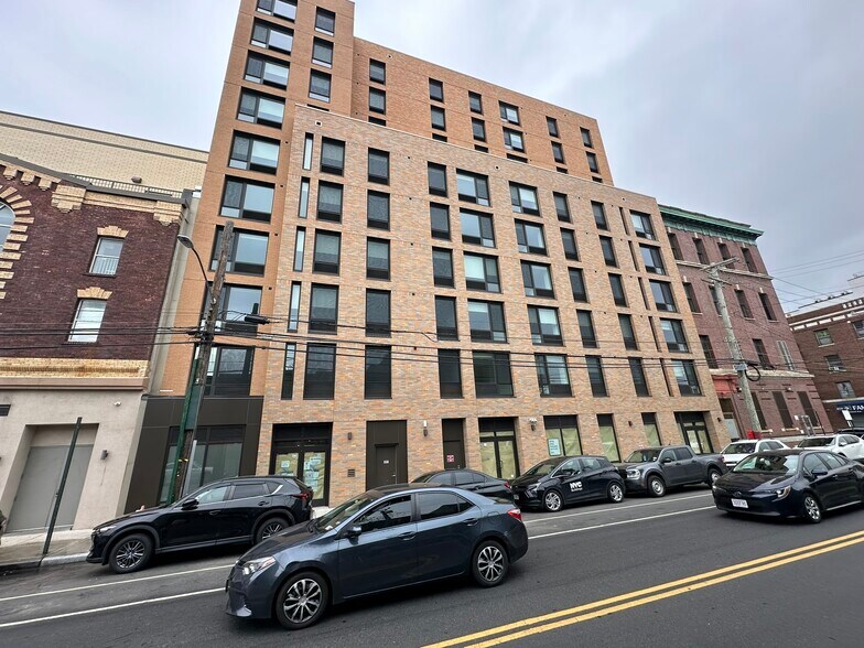 1725 Village Ln, Far Rockaway, NY à louer - Photo du bâtiment - Image 1 de 4