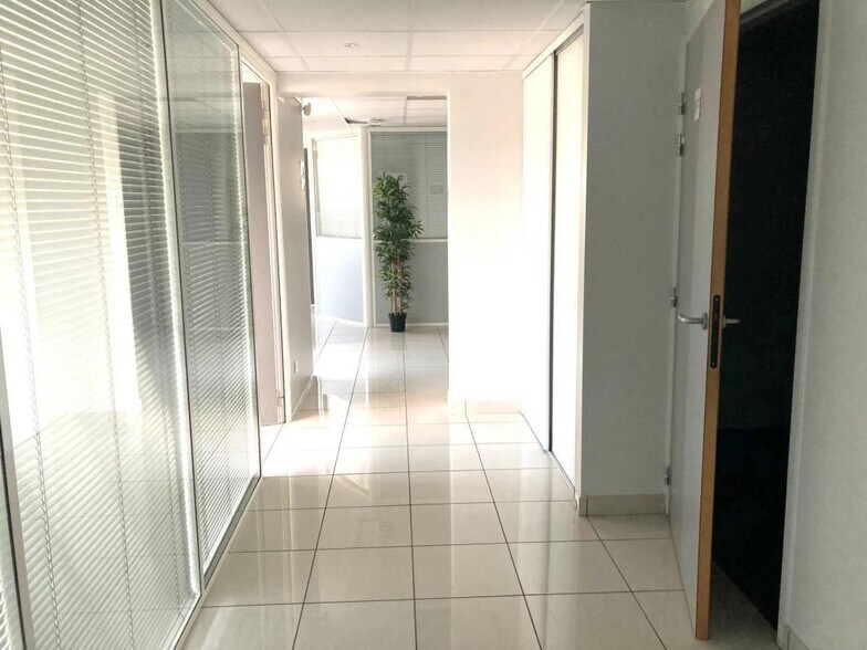 12 Avenue Des Arlucs, Cannes for sale - Interior Photo - Image 2 of 6