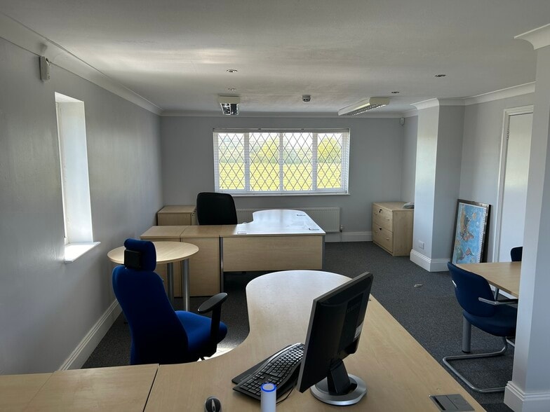 Y1 Elvington Industrial Estate portfolio of 2 properties for sale on LoopNet.ca - Building Photo - Image 2 of 5