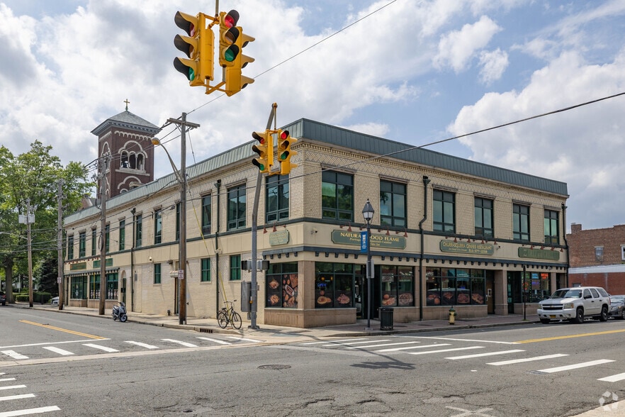 40-44 Guy Lombardo Ave, Freeport, NY for lease - Building Photo - Image 1 of 3