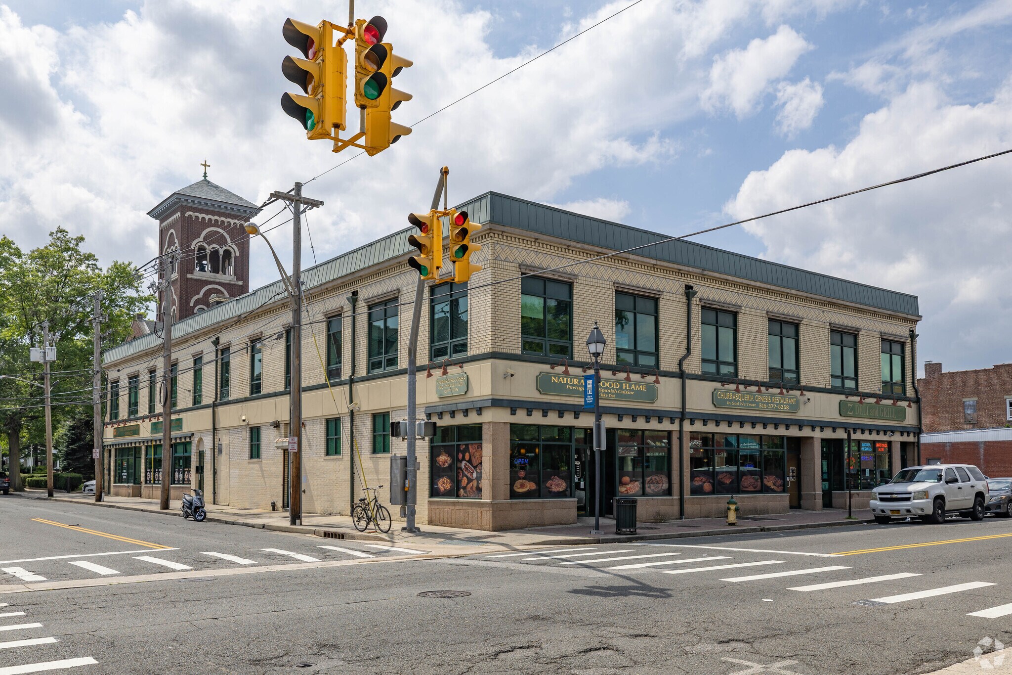 40-44 Guy Lombardo Ave, Freeport, NY à louer Photo du bâtiment- Image 1 de 4
