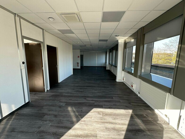 Office in Reims for lease - Interior Photo - Image 3 of 6