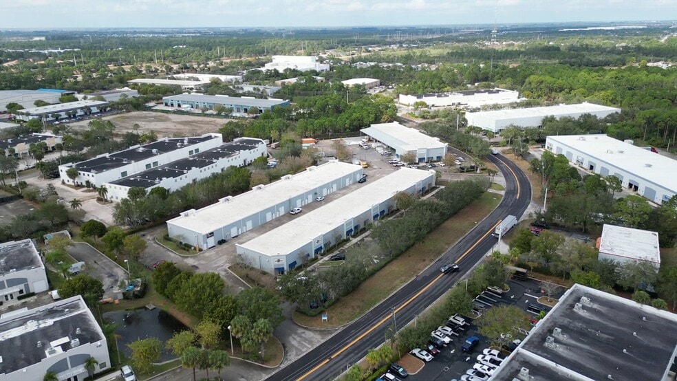 660 NW Enterprise Dr, Port Saint Lucie, FL à louer - Vidéo sur l’inscription commerciale - Image 2 de 14