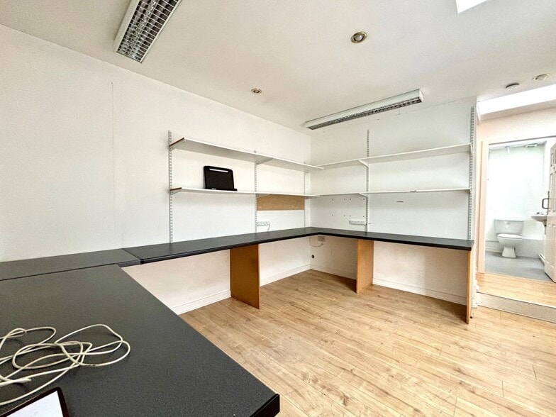 Buxton Rd, Bakewell for sale - Interior Photo - Image 3 of 6