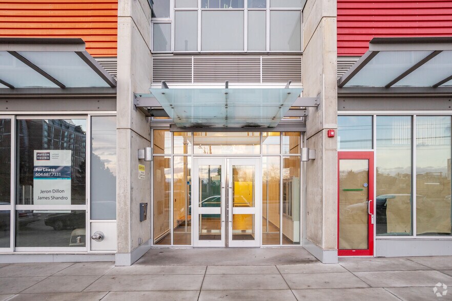 961 Hastings St E, Vancouver, BC à vendre - Photo du bâtiment - Image 2 de 12