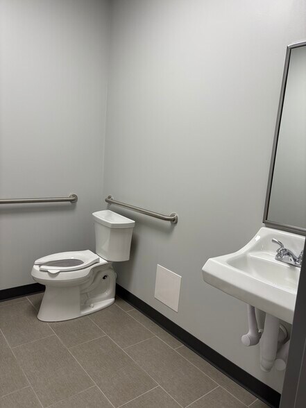 8229 Tyner Rd, Colfax, NC à louer - Photo du bâtiment - Image 3 de 8