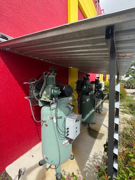 S Cleveland ave, Fort Myers, FL à louer - Photo du bâtiment - Image 3 de 14