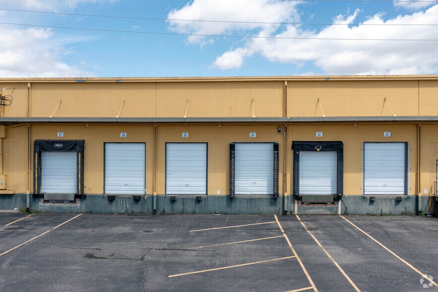 13105 E 38th Ave, Denver, CO à louer - Photo du bâtiment - Image 2 de 6