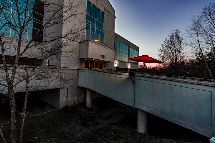 180 River Rd, Summit, NJ à louer - Photo du bâtiment - Image 3 de 8