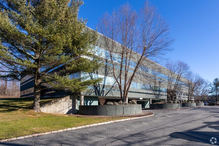 10 New King St, White Plains, NY à louer - Photo du bâtiment - Image 3 de 5