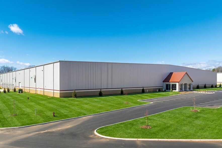 619 American Way, Grenada, MS à louer - Photo du bâtiment - Image 2 de 5