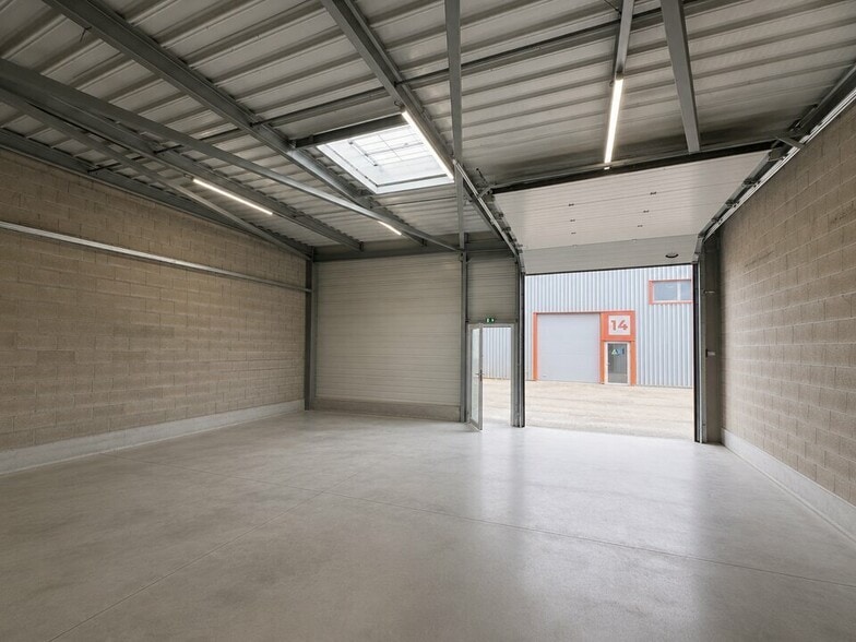 Flex in Carbon Blanc for lease - Interior Photo - Image 3 of 4
