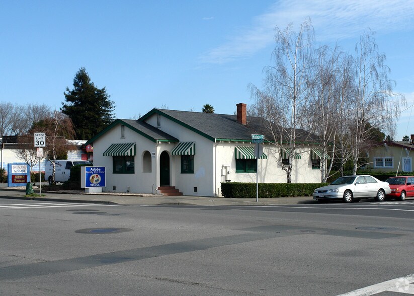 700 E Washington St, Petaluma, CA à vendre - Photo du bâtiment - Image 3 de 4