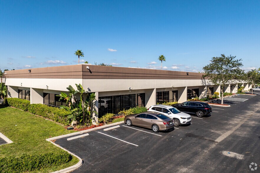 5400 S University Dr, Davie, FL à louer - Photo du bâtiment - Image 2 de 6