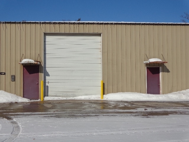 1500 Barlow Industrial Campus portfolio of 8 properties for sale on LoopNet.ca - Primary Photo - Image 3 of 3