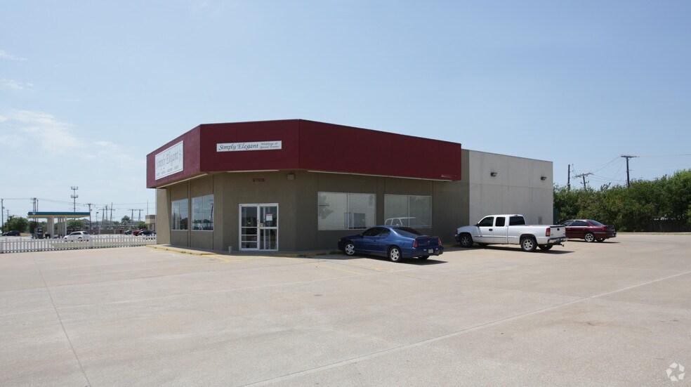 6709 Rufe Snow Dr, Watauga, TX à vendre - Photo du bâtiment - Image 2 de 8