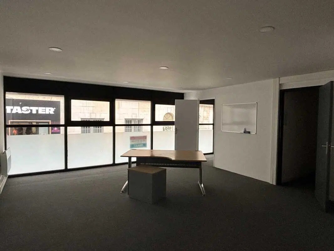 Office in Bordeaux for lease Interior Photo- Image 1 of 6