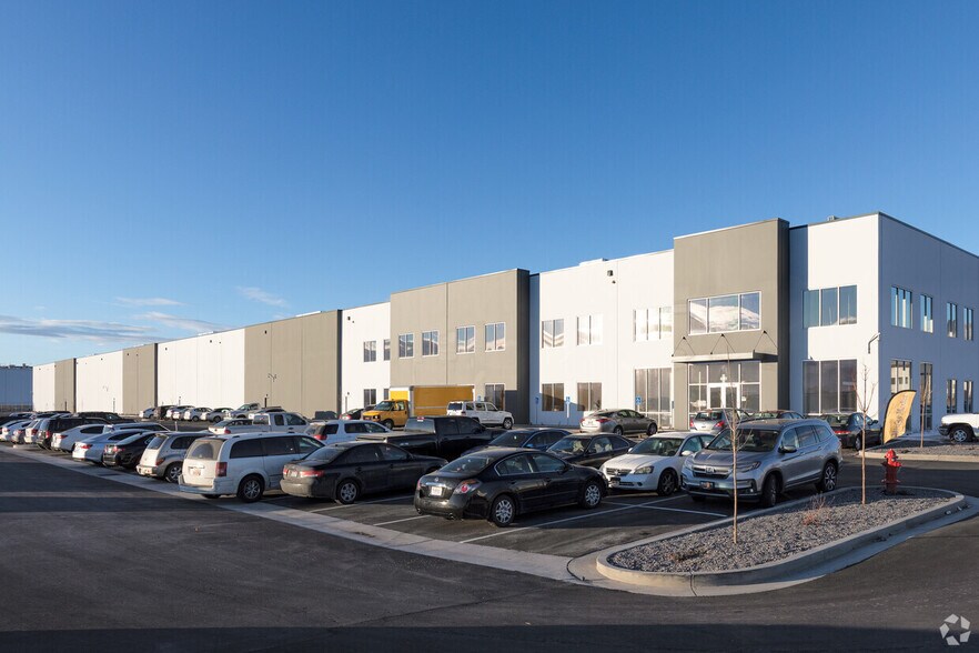 6303 W Dannon Way, West Jordan, UT à louer - Photo du bâtiment - Image 2 de 11