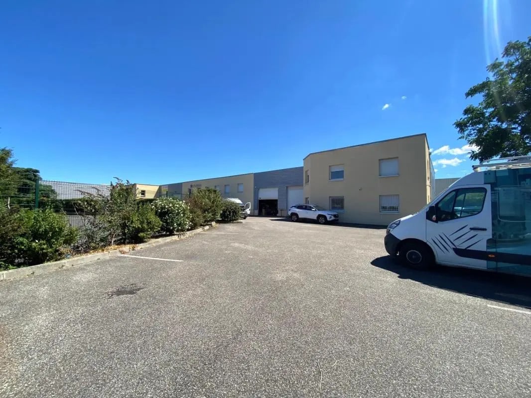 Flex in Vénissieux for lease Building Photo- Image 1 of 8