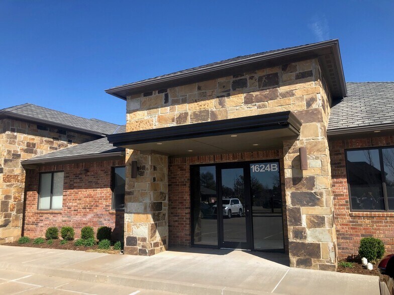 1624 Midtown Plz, Midwest City, OK for lease - Building Photo - Image 2 of 3