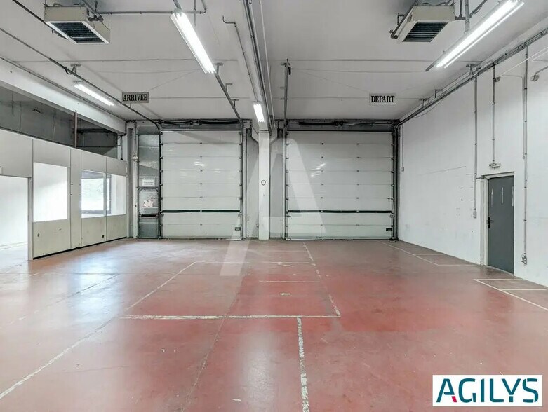 Flex in Lisses for lease - Interior Photo - Image 3 of 9