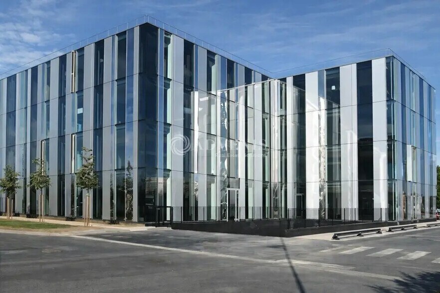 Bureau dans Lieusaint à louer - Photo du bâtiment - Image 1 de 11