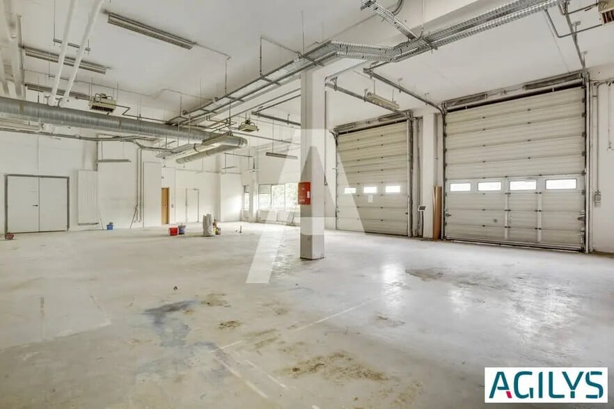 Flex in Antony for lease - Building Photo - Image 2 of 8