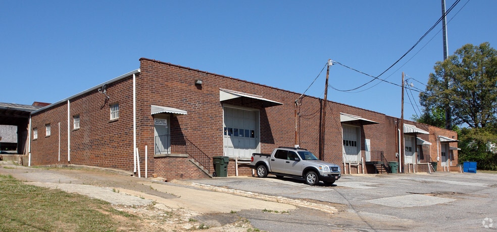 14-18 Graves Dr, Greenville, SC à louer - Photo du bâtiment - Image 2 de 4