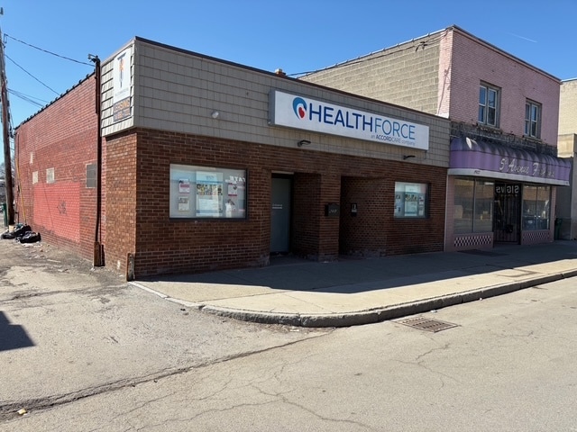 1909 Pine Ave, Niagara Falls, NY à vendre - Photo du bâtiment - Image 2 de 8