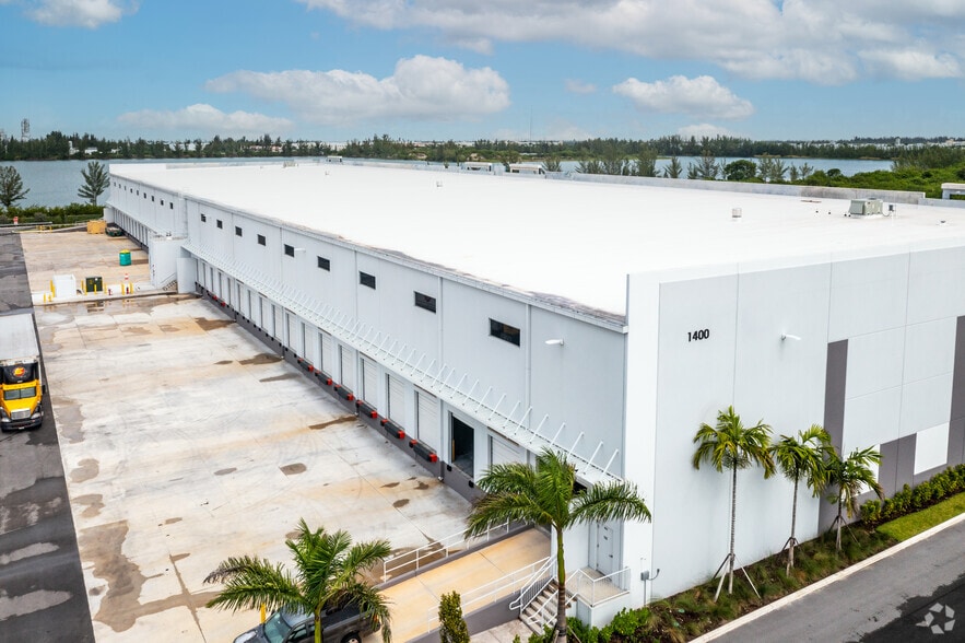 1400 NW 121st Ave, Doral, FL à louer - Photo du bâtiment - Image 2 de 2