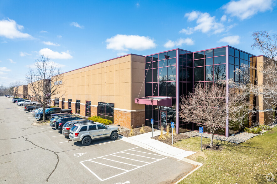 2215-2235 Highway 36 W, Roseville, MN for lease - Building Photo - Image 1 of 9