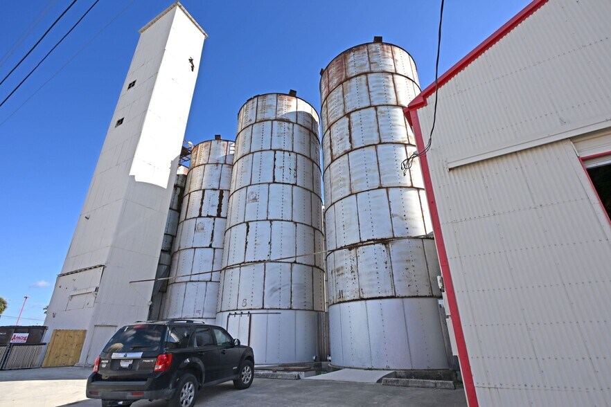 1123 Bowie St, Seguin, TX à vendre - Photo du bâtiment - Image 2 de 32