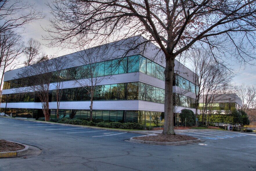 1301 Hightower Trl, Atlanta, GA à louer - Photo du bâtiment - Image 3 de 11