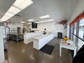 4211 106th St NW, Edmonton, AB à louer Photo intérieure- Image 2 de 7