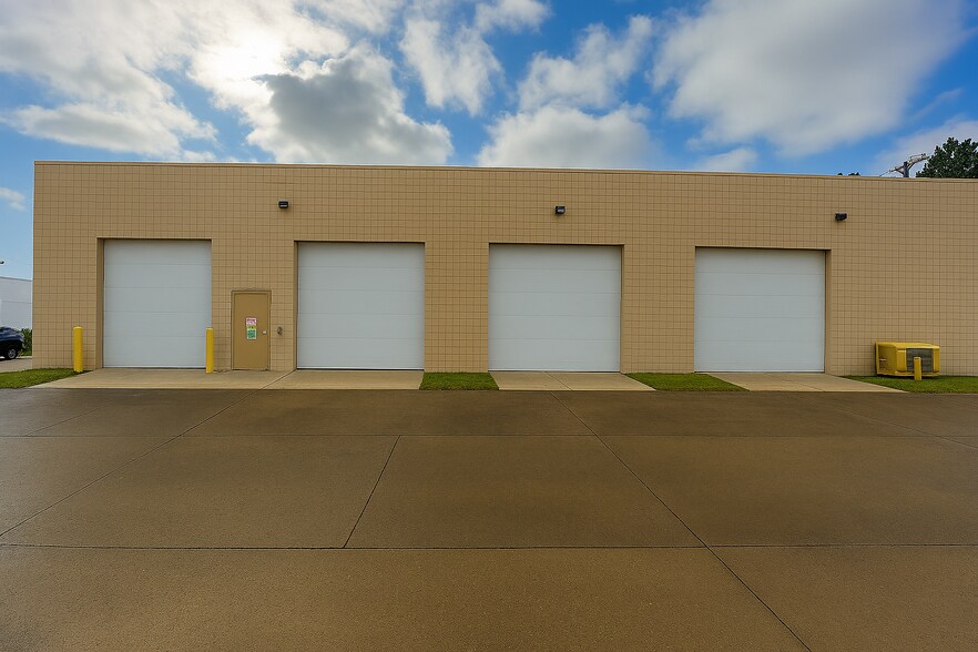 6475 19 1/2 Mile Rd, Sterling Heights, MI à vendre - Photo du bâtiment - Image 3 de 13