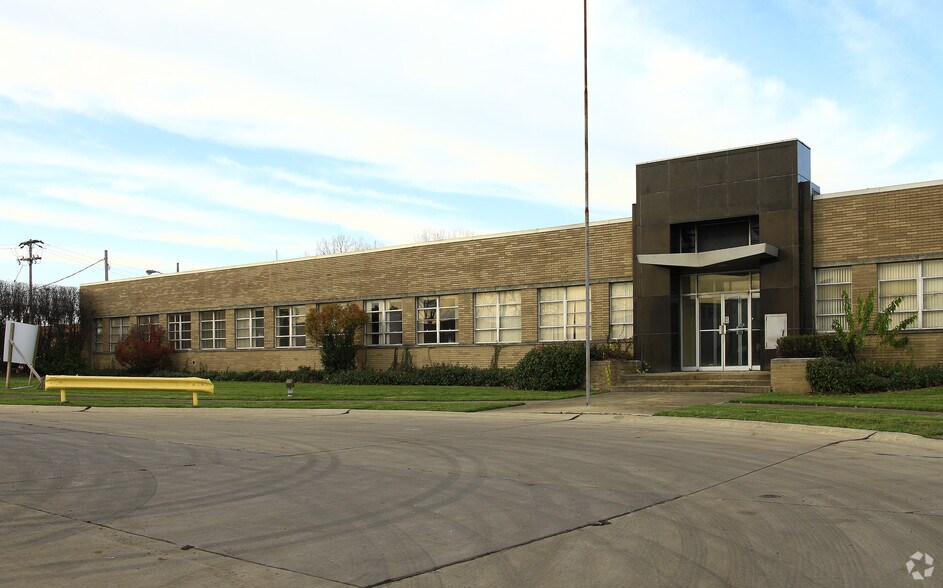 19201 Cranwood Pky, Warrensville Heights, OH for lease - Building Photo - Image 1 of 10