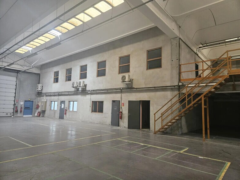 Flex in Marseille for lease - Interior Photo - Image 3 of 17
