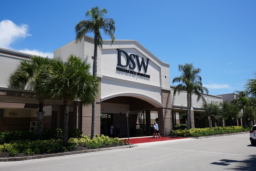 5010-5066 Airport Pulling Rd N, Naples, FL à louer - Photo du bâtiment - Image 3 de 4