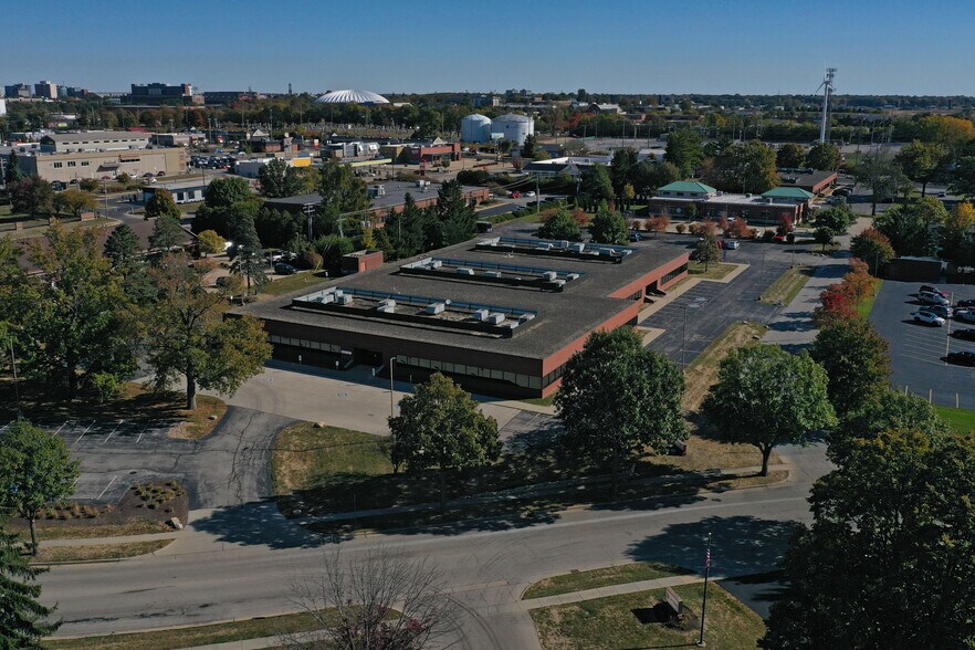 2110 Fox Dr, Champaign, IL à vendre - Photo du bâtiment - Image 3 de 51