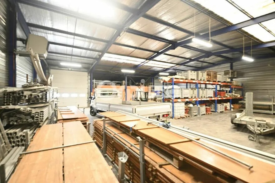 Flex in Grenay for lease - Interior Photo - Image 3 of 18