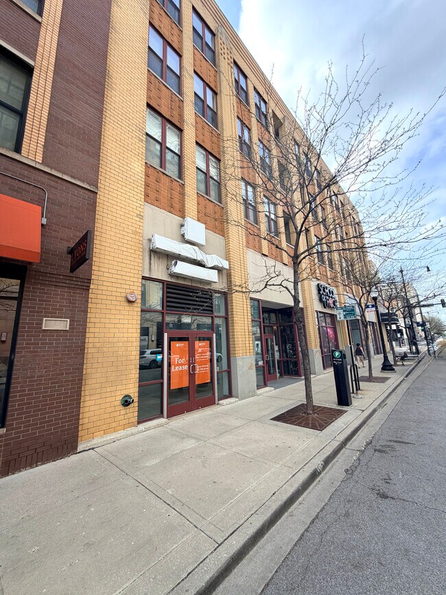 Plus de détails pour 3254 N Lincoln Ave, Chicago, IL - Commerce de détail à louer