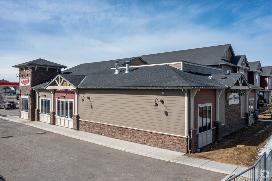 101 Sunset Dr, Cochrane, AB à vendre - Photo du bâtiment - Image 3 de 11