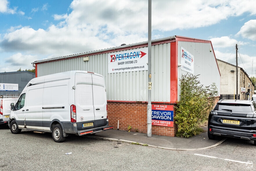 2A Crown St, Accrington à vendre - Photo du bâtiment - Image 2 de 2